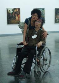 2007年5月于画展结束之际，在妻子赵清陪同下临别画展现场前的瞬间