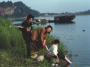 2001年4月与妻子、女儿在乐山扑凤洲