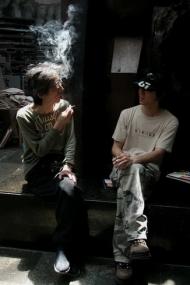 2006年夏与儿子杜方晓摄于四川美术馆