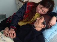 2007年2月病危住院期间与女儿杜霜在一起